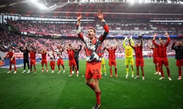 Le champion de la ligue allemande du Bayern Munich, Harry Kane, finit