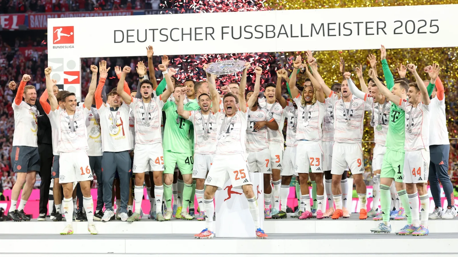 Le Bayern Munich, champion couronné pour la 34e fois dans la Bundesliga! Thomas Muller, le dernier « danse » devant les fans. Vidéo