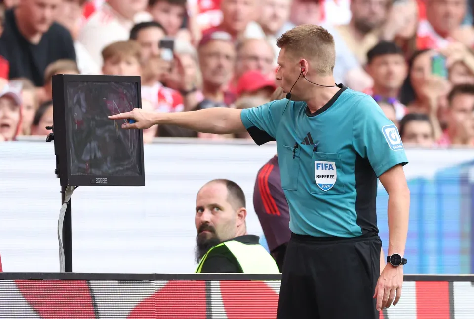 Bundesliga aux arbitres de l’essai expliquant les décisions de VAR via des haut-parleurs