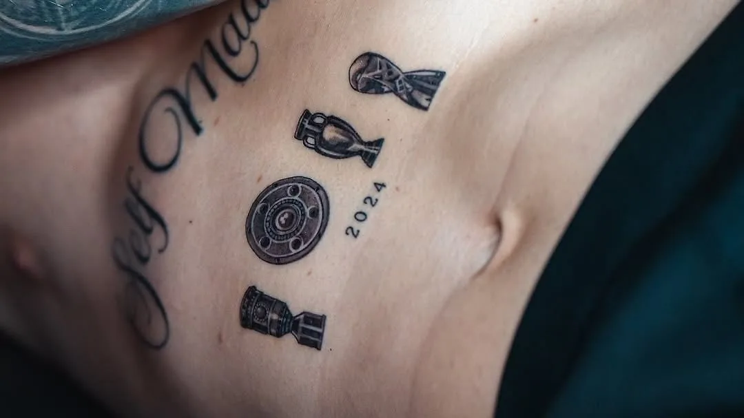 Alejandro Grimaldo du Bayer Leverkusen montre ses tatouages de titre