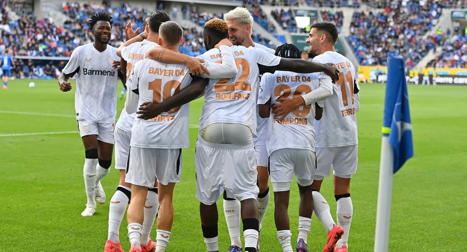 Joueur « Keen » sur le mouvement de Newcastle avec la sortie de Bayer Leverkusen sur les cartes
