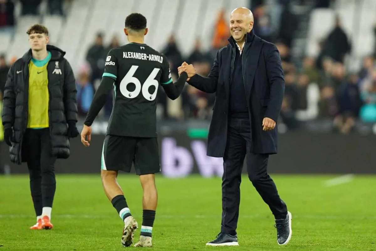 Rapport: Arne Slot envisage des améliorations à l’arrière latéral avec le duo de Bundesliga sur le radar de Liverpool