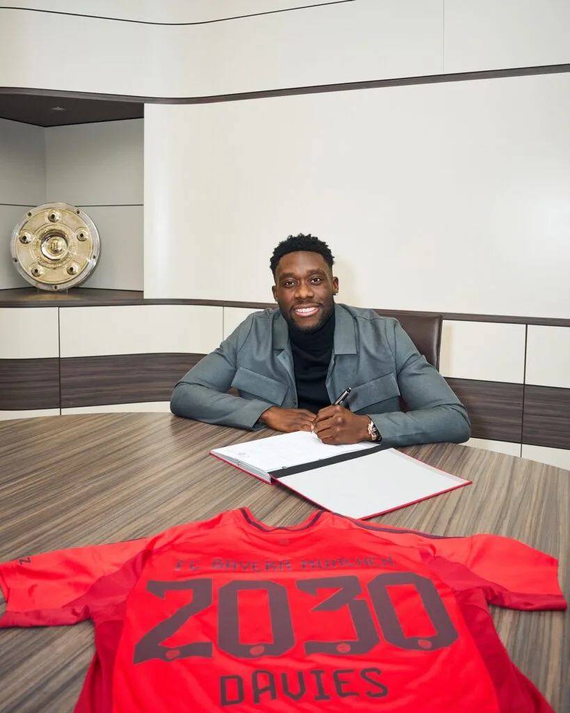 L’Alphonso Davies international canadien a prolongé son contrat avec le Bayern Munich d’ici 2030